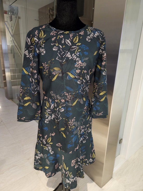 Banana Republic Dresses & Skirts - Banana Republic Floral Fit And Flare Dress in Green- Size 6 Petite